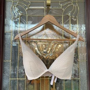 Victoria’s Secret Lightly-Lined Lace Plunge Bra in Champagne